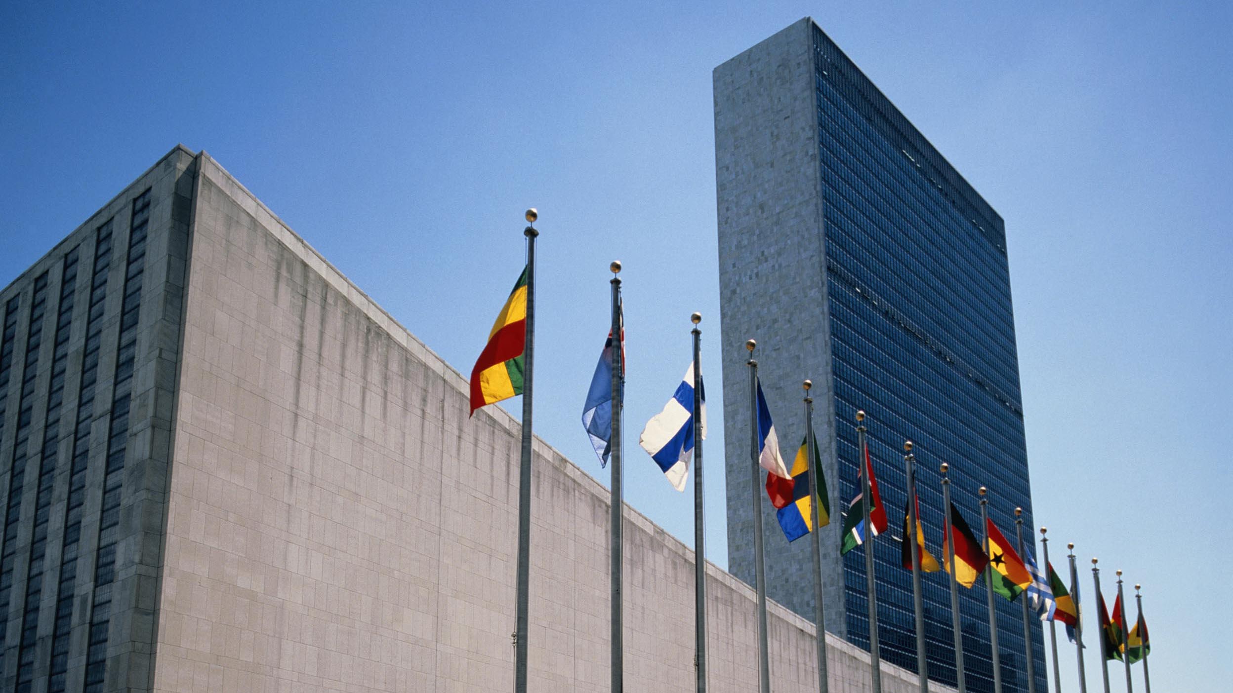 Les drapeaux flottent devant le siège des Nations Unies.