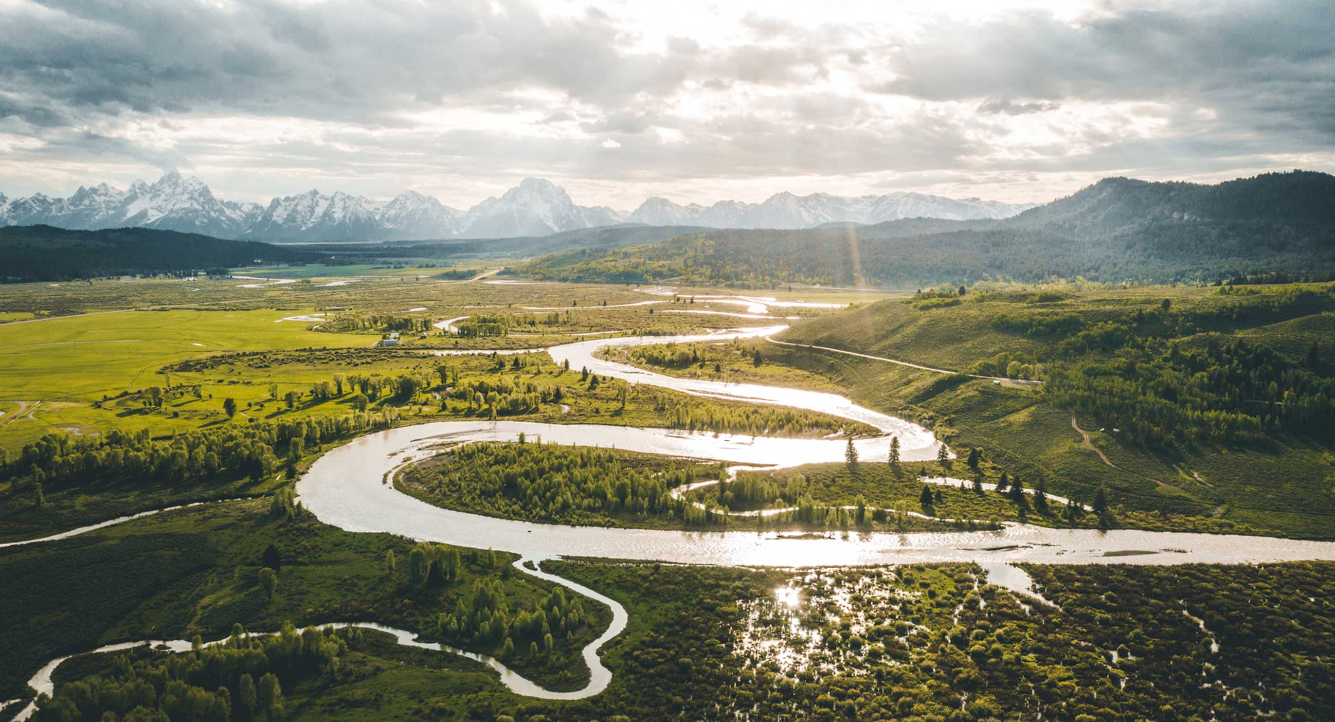 Vue d'un paysage avec une rivière