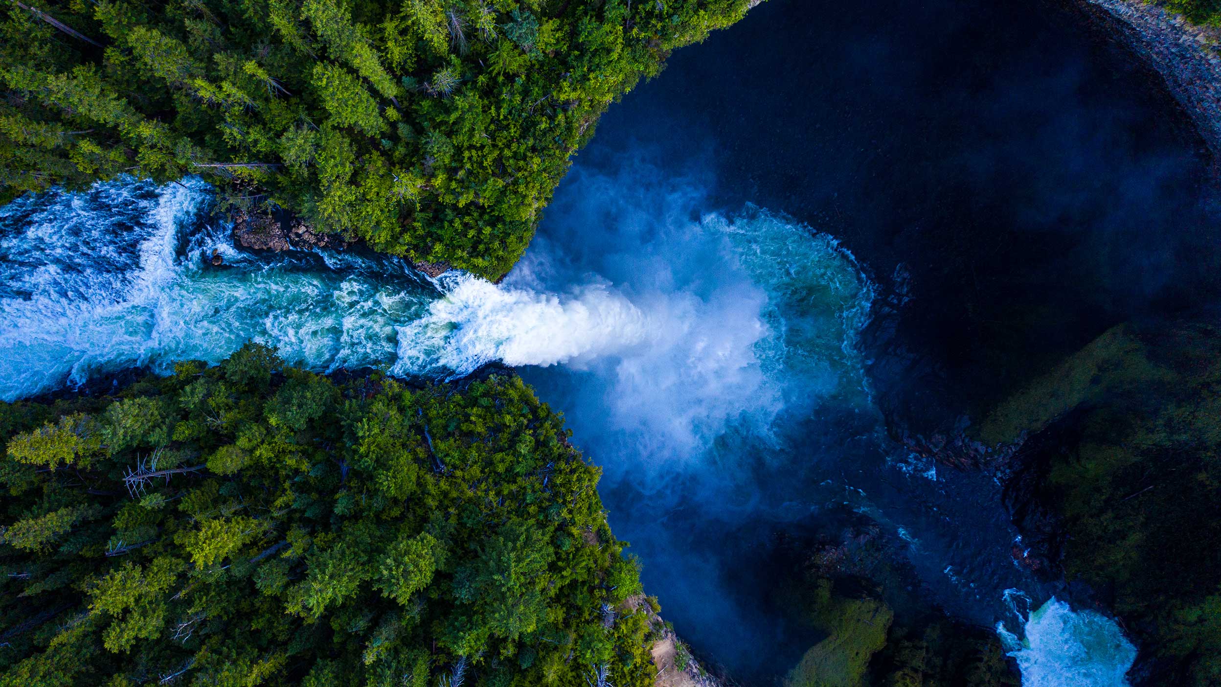 Drohnenansicht eines Wasserfalls