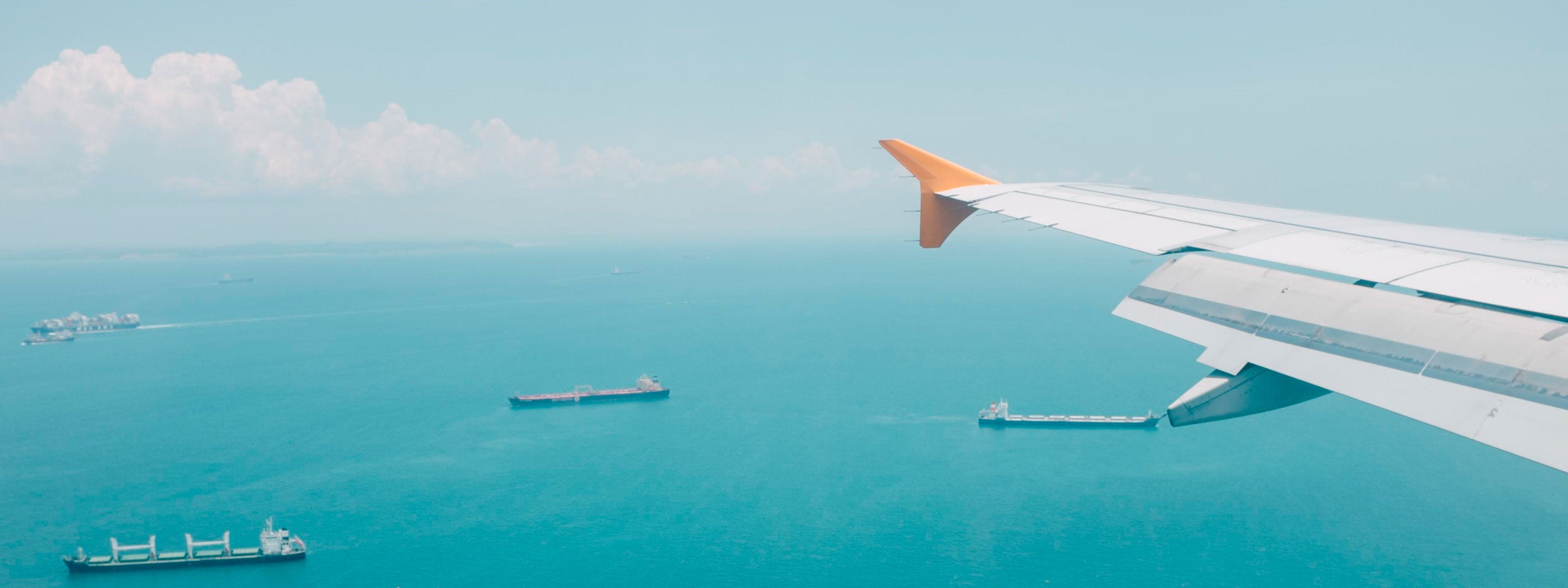 Flugzeugflügel in der Luft - High-Yield-Obligationen