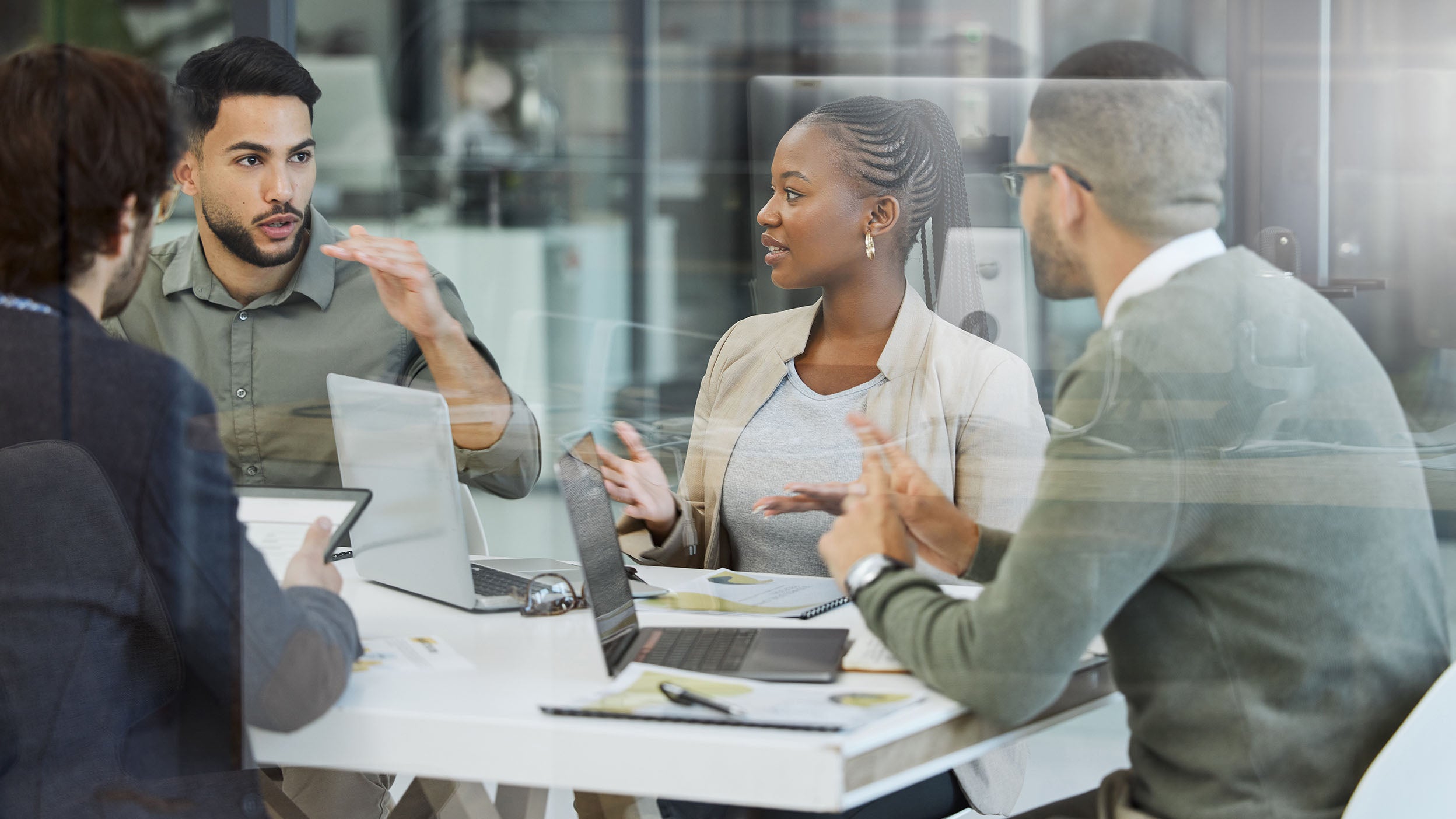 Besprechung, Zusammenarbeit und Geschäftsleute im Gespräch im Büro. Teamarbeit, Planung und eine Gruppe von Beschäftigten, die ein Brainstorming über ein Technologieprojekt am Arbeitsplatz abhalten.