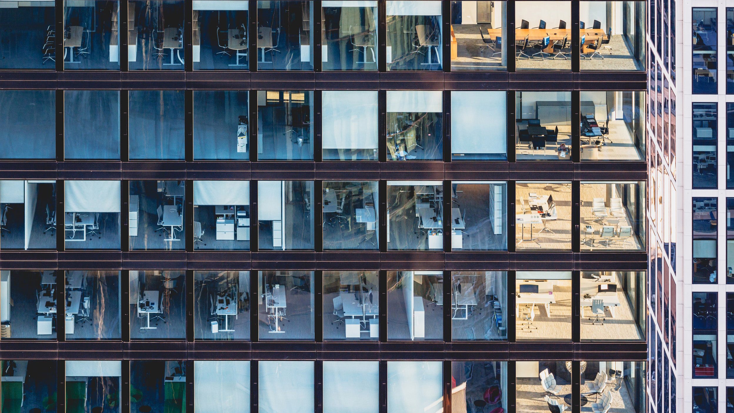 Fachada de un edificio corporativo con ventanas de oficinas acristaladas y marcos de acero en Fráncfort
