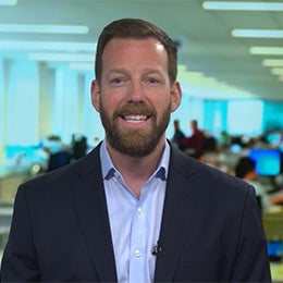 Ian%20Gilbertson,%20Managing%20Director,%20Co-Head%20of%20US%20CLSs%20y%20Senior%20Portfolio%20Manager%20habla%20ante%20la%20cámara.%20