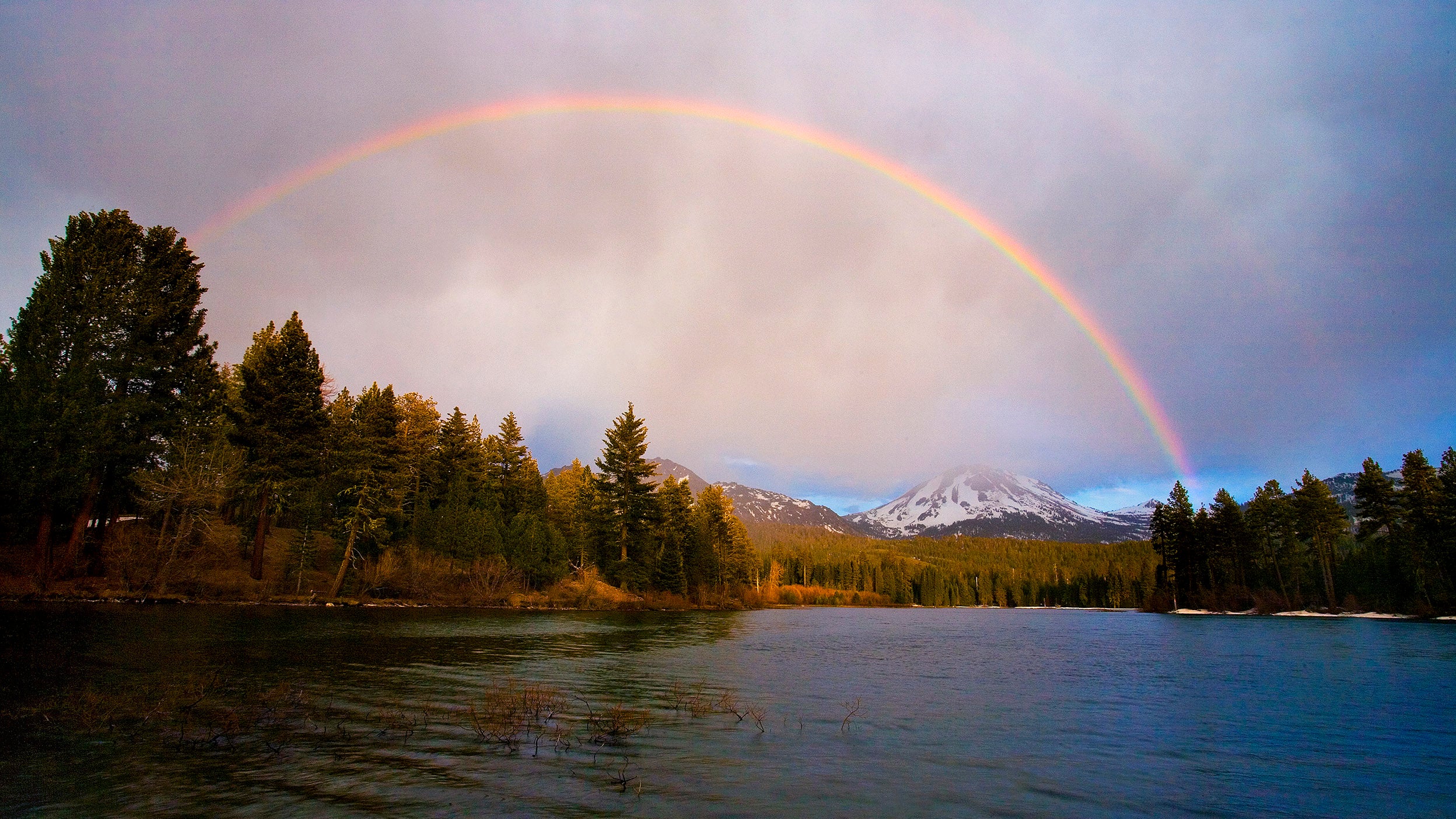 Un arc-en-ciel au-dessus du lac Manzanita dans le parc national volcanique de Lassen