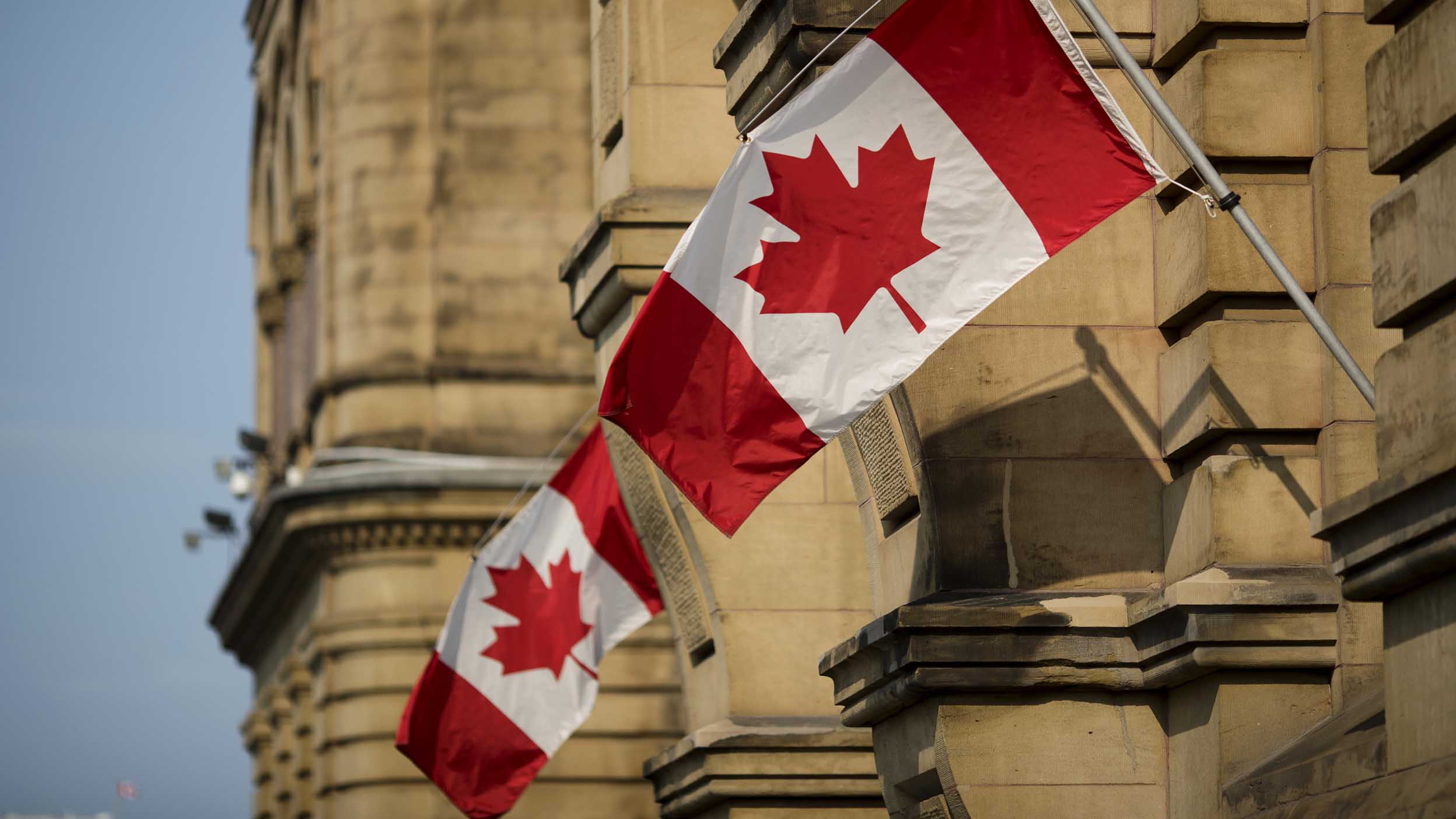 Photo du drapeau canadien flottant sur un immeuble.