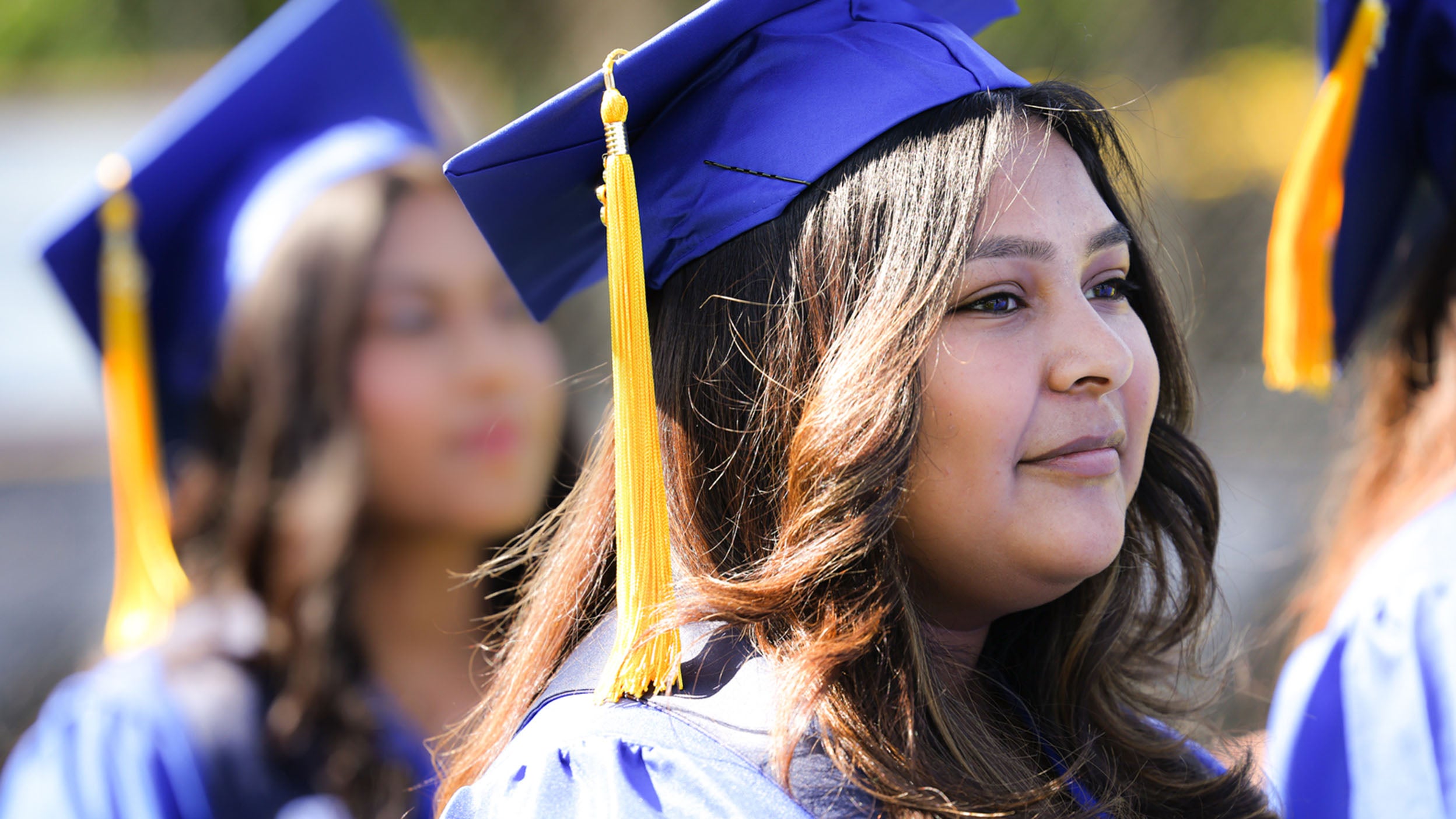 Adolescente latino-américaine pendant la cérémonie de remise des diplômes du secondaire.