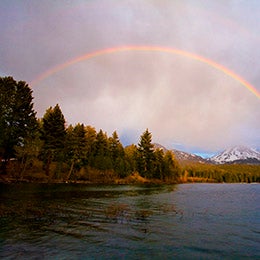 Un%20arc-en-ciel%20au-dessus%20du%20lac%20Manzanita%20dans%20le%20parc%20national%20volcanique%20de%20Lassen