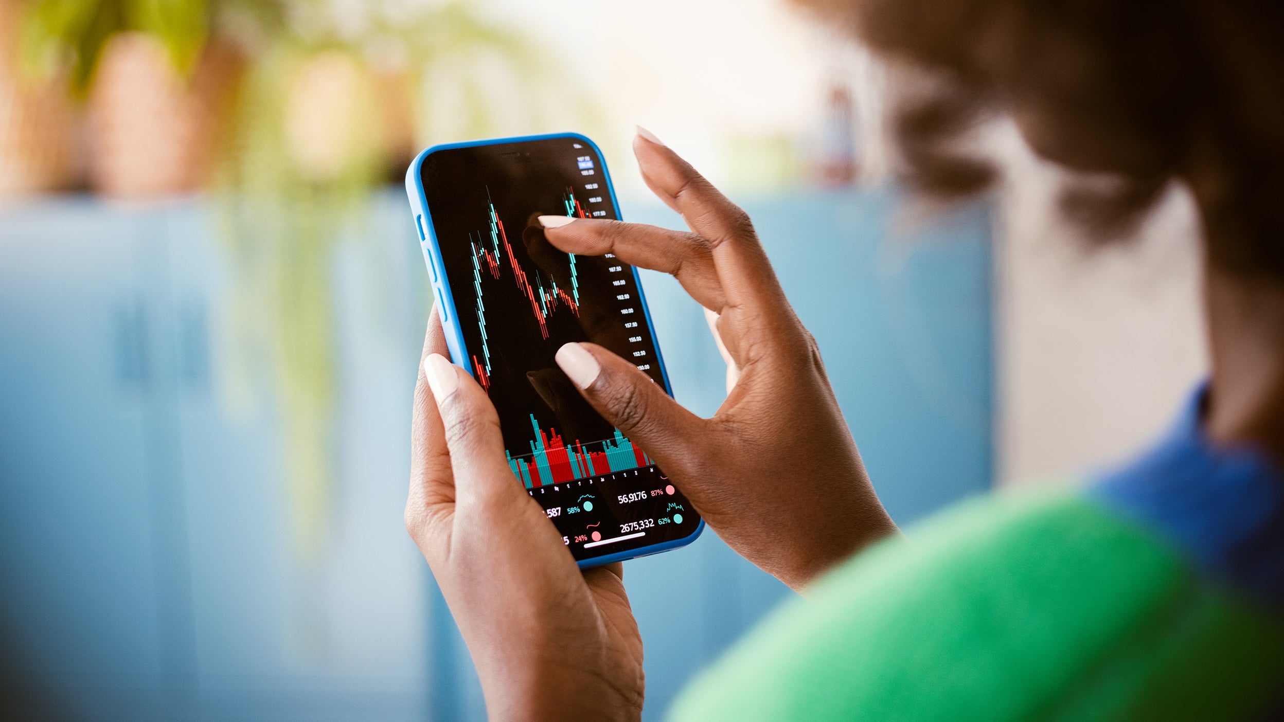 Une personne regarde un graphique sur son appareil mobile.