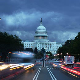 Evening%20traffic%20on%20Pennsylvania%20Avenue%20in%20Washington%20DC,%20with%20the%20Capitol%20building%20in%20the%20background.