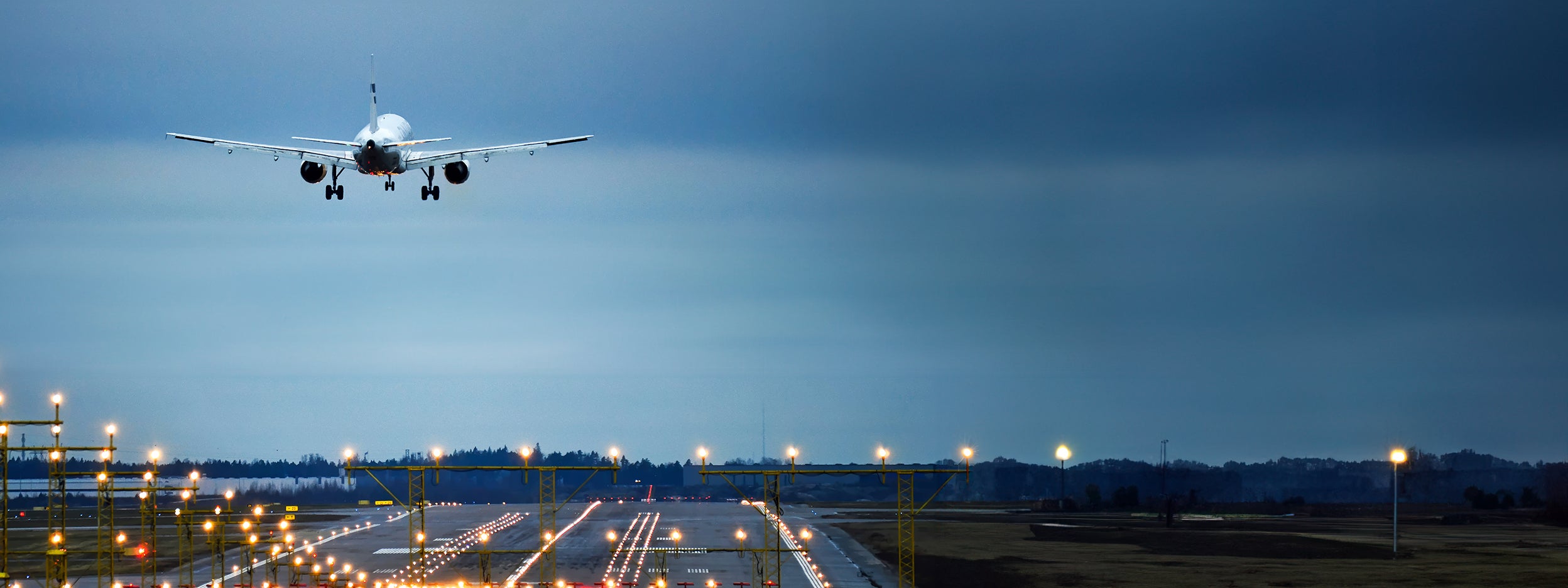 Start eines Flugzeugs am Flughafen