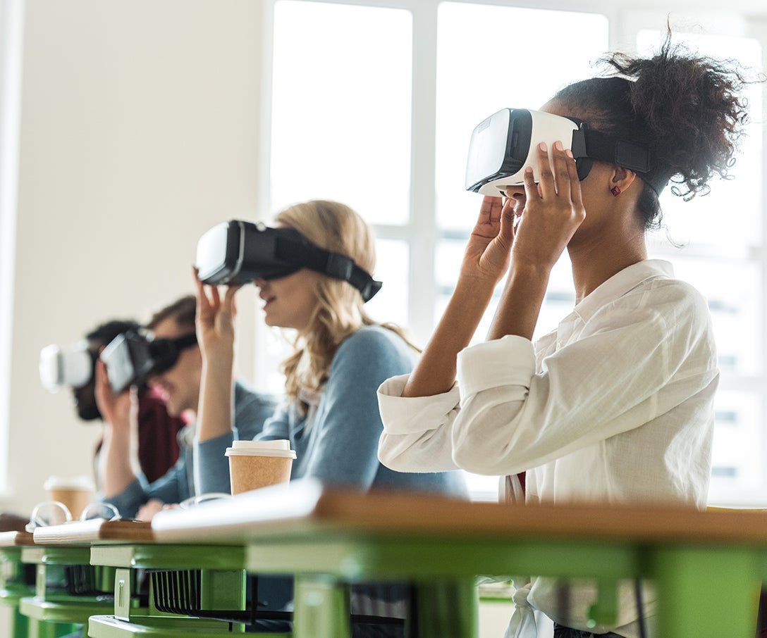 Menschen, die VR-Headsets nutzen